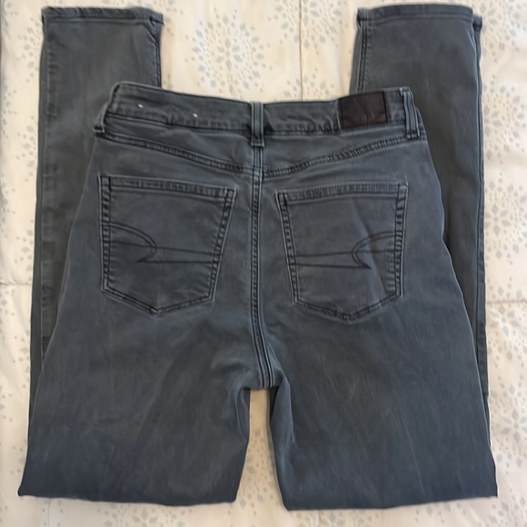 AE Faded Gray High/Mid waist ripped stretchy jeggings. - Picture 3 of 6